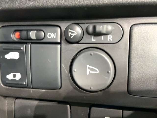 狭い駐車場で便利な電動格納ドアミラーが付いています。