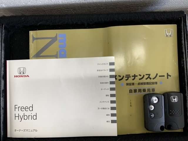 スマートキーは鍵をバッグに入れたままでもドアロックの開閉やエンジンのON・OFFができます。夜間や雨の日も鍵を探さなくて良いので便利です。