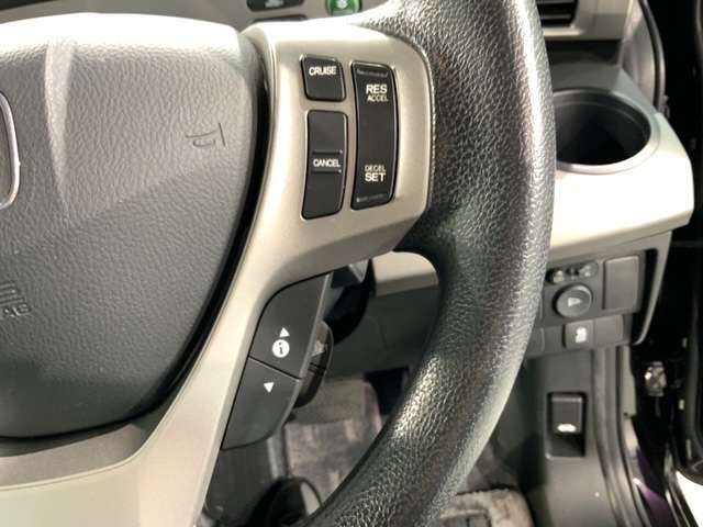 クルーズコントロールを装備しています。高速道路などで一定の速度で走ってくれるので運転が楽ですよ！速度を設定できますので、スピードの出しすぎにも注意できます。