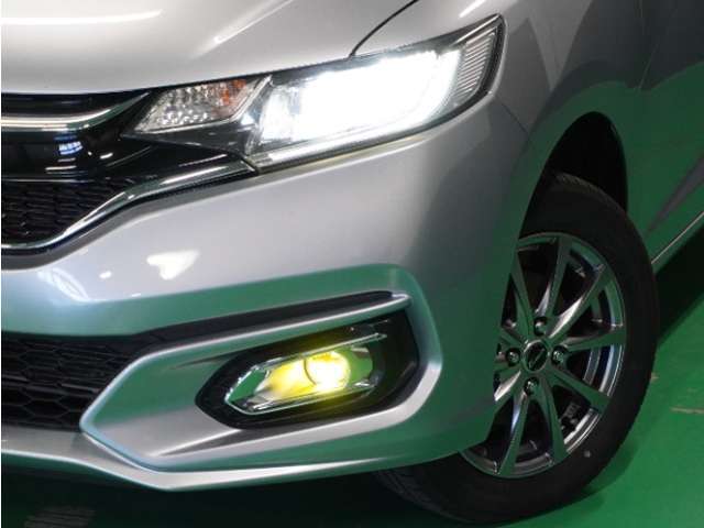 【ヘッドライト】省電力で長寿命の明るく運転しやすいLEDヘッドランプです。明るく照らすので暗い夜道からお客様を守ってくれます。