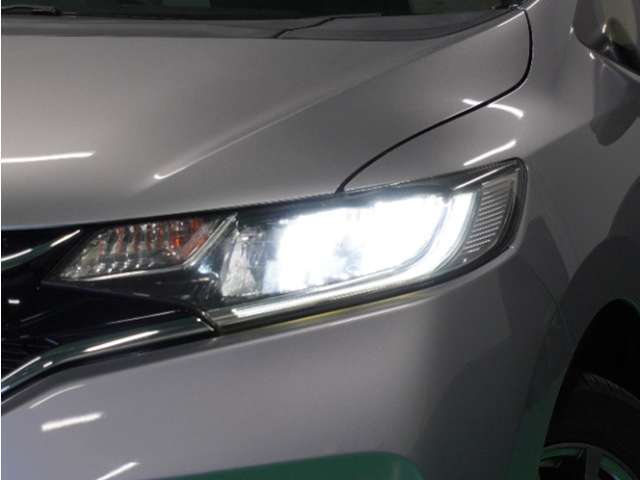 【ヘッドライト】省電力で長寿命の明るく運転しやすいLEDヘッドランプです。明るく照らすので暗い夜道からお客様を守ってくれます。