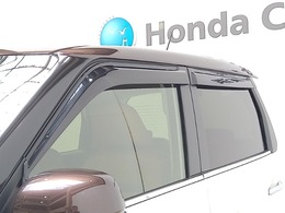 車内の空気の入れ替えだけでなく、雨天時の雨の入り込みや紫外線防止にも役立つドアバイザー装着済みです。