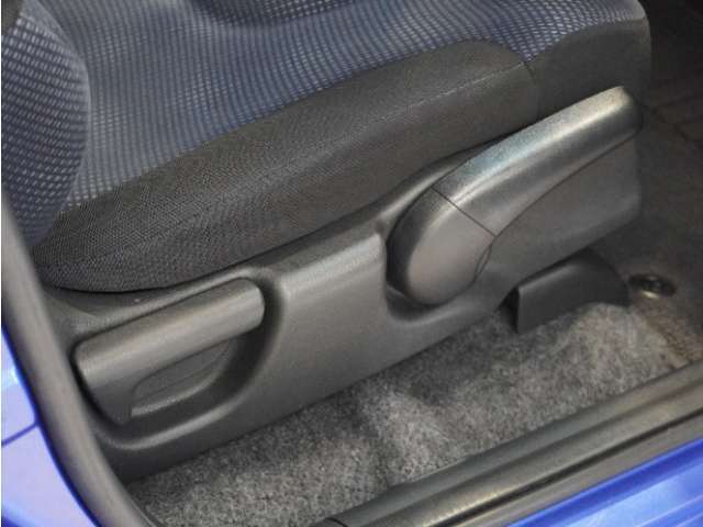 【ハイトアジャスター】レバーの上下操作だけで、座面を運転しやすい高さへ簡単に調節できます。