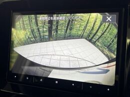 【バックカメラ】駐車時に後方がリアルタイム映像で確認できます。大型商業施設や立体駐車場での駐車時や、夜間のバック時に大活躍！運転スキルに関わらず、今や必須となった装備のひとつです！