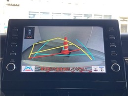 バックモニター付きです。車の後方に小型カメラが付いており、バックする際の後方の様子をモニター上に表示します。