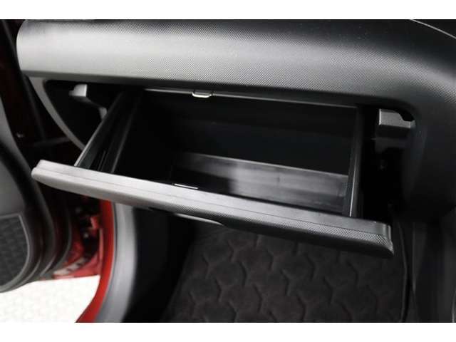 便利な収納スペースの助手席グローボックス！小物もたくさん収納できます。