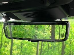 クリアサイトルームミラー　ランドローバー初採用のテクノロジー。車体に装備したカメラによる後方映像がルームミラーに映し出されます。車両後方の様子をはっきりと確認できます。