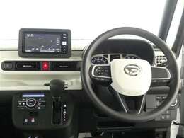 スタイリッシュなデザインのインパネ。各操作スイッチは使いやすい位置に配置されてます。