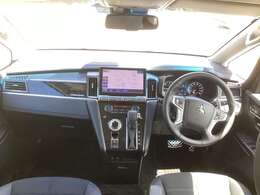 シフトレバーをダッシュパネルセンターに装備。運転席、助手席の足元すっきり！