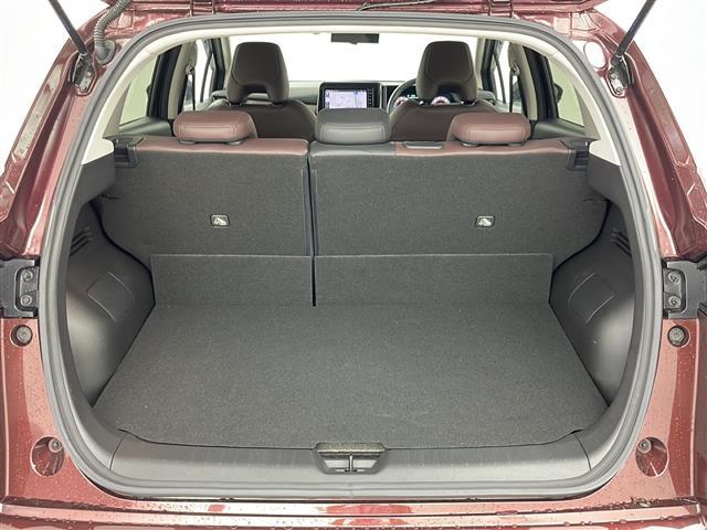 【トランク】積み込みやすくて、たっぷり積める荷室です。シートアレンジできるものは、乗車人数と荷物の量や大きさによってシートを動かすことができるので、より快適なドライブが可能です！