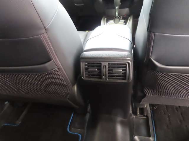 後部座席にもエアコン吹き出し口が採用されいていますので後ろに座られている方も快適です。