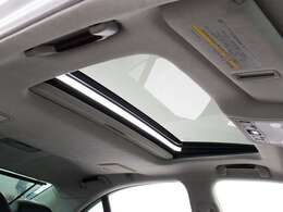 ★人気装備のサンルーフ！様々なドライブシーンで活躍してくれます！！開放感ある車内空間は気持ちがいいですよ！