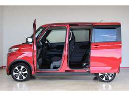 両側スライドドア　助手席側は電動にて開閉可能　ハンズフリー機能付き