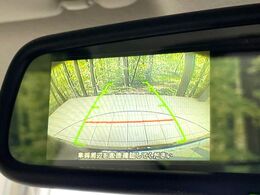 【バックカメラ】駐車時に後方がリアルタイム映像で確認できます。大型商業施設や立体駐車場での駐車時や、夜間のバック時に大活躍！運転スキルに関わらず、今や必須となった装備のひとつです！