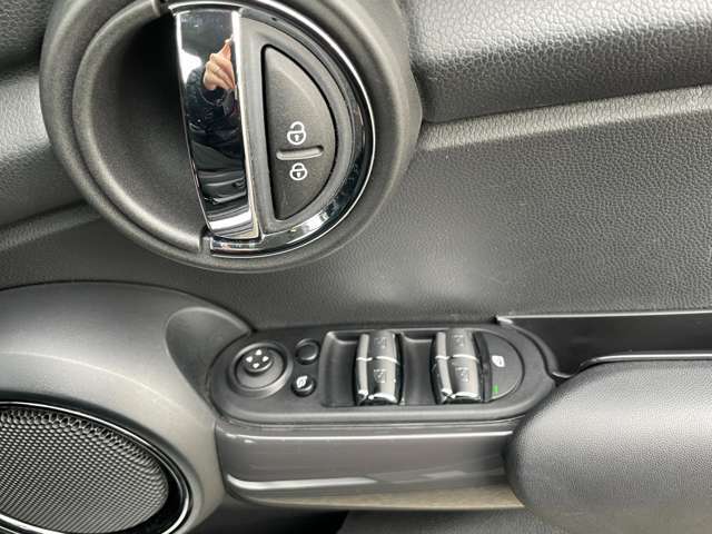 ご遠方の場合でも、下取り車両の金額を概算でお出しすることは可能でございます。車検証をお手元に、走行距離をご確認の上お問い合わせくださいませ。