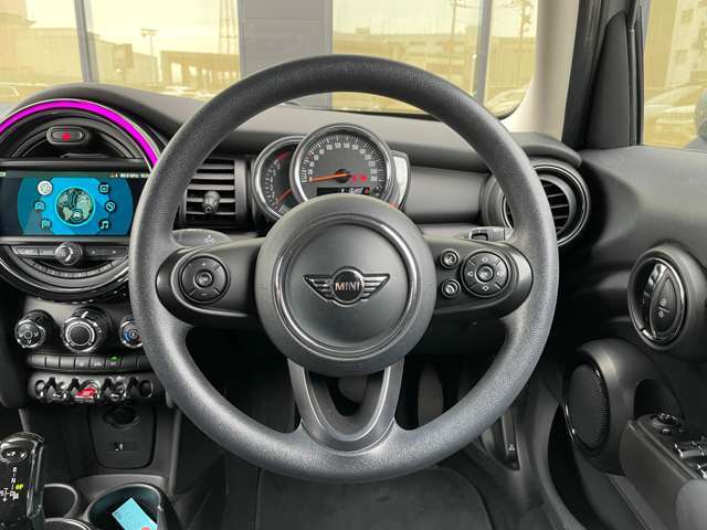 LIBERALAは、輸入車選びの新たなスタイルを提案するインポート・セレクト・ブランドです。オーナー様となる方がクルマから直接感じる感性を第一にした、最良の一台との出会いをコーディネートいたします。