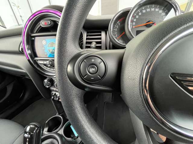 LIBERALAは、輸入車選びの新たなスタイルを提案するインポート・セレクト・ブランドです。オーナー様となる方がクルマから直接感じる感性を第一にした、最良の一台との出会いをコーディネートいたします。