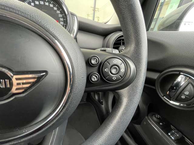 ご遠方の場合でも、下取り車両の金額を概算でお出しすることは可能でございます。車検証をお手元に、走行距離をご確認の上お問い合わせくださいませ。