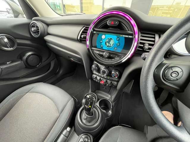 LIBERALAは、輸入車選びの新たなスタイルを提案するインポート・セレクト・ブランドです。オーナー様となる方がクルマから直接感じる感性を第一にした、最良の一台との出会いをコーディネートいたします。