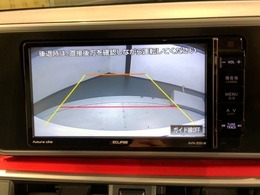 リバースギアに入れるだけで後方の表示へ切り替わります。夜間や雨の日の駐車も楽になりますよ。