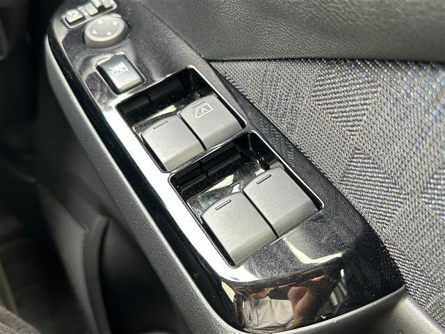 【電動格納ミラー】ドライバーの目線に合わせ、ミラーの上下左右調整が可能です。