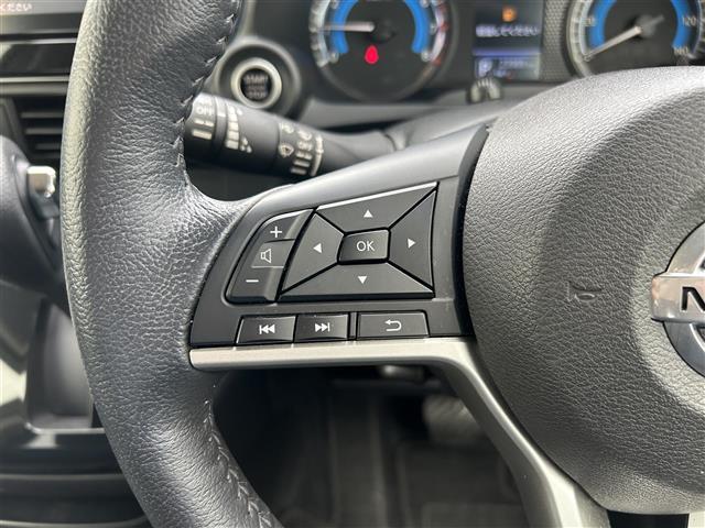 【ステアリングスイッチ】手元のスイッチで音楽などの音量調整やチャンネル・モードの変更が可能。より快適なドライブをお楽しみいただけます。
