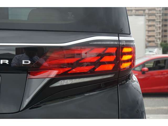 シームレスに光を放つ大型リヤコンビネーションランプは後ろ姿に気品を感じさせます。アウターレンズ表面にはエアロスタビライジングフィンを設定し、優れた操縦安定性を確保しました。