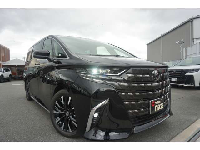 異形3眼LEDヘッドランプにより、夜間の視認性をさらに確保するとともに、力強い眼差しを印象づけます。