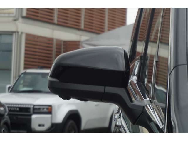 ブラインドスポットモニター！走行中、ドアミラーでは確認しにくい後側方エリアに存在する車両に加えて、隣接する車線の約60m後方までモニターし、急接近してくる車両も検知します。