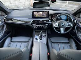 ドライバーに向かってレイアウトされた機能的なセンターコンソールやコントロール類がもたらす高い操作性。常に、運転に集中できるレイアウトがBMWの特徴です。