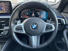 BMWのステアリングのリムは、一般的なものより少し太めにデザインされています。　これはタイヤやステアリングシャフトなどを介して伝わる路面からの入力を、しっかりと把握するためです。