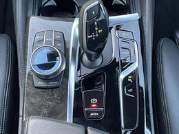 【シフトノブ】BMWの高性能オートマチックは、ATセレクトレバーを左側に倒すことで、通常の「D」から「S」（スポーツ）または「M」（マニュアル）へと切り替えが可能です。