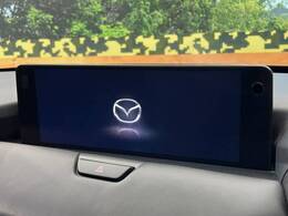 【12.3インチマツダコネクト】車内の雰囲気にマッチした大型ディスプレイ。スマホ接続でのナビ使用やBluetooth再生等、様々な機能が楽しめます。直感的なダイヤル操作が可能で、使い勝手も良好です。