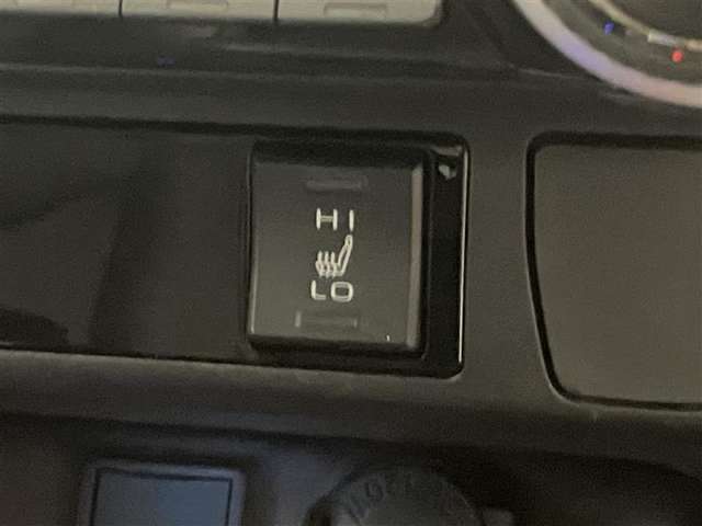 【シートヒーター（運転席・助手席）】寒さが厳しい朝も身体を直接温めることができ、快適に運転できます♪