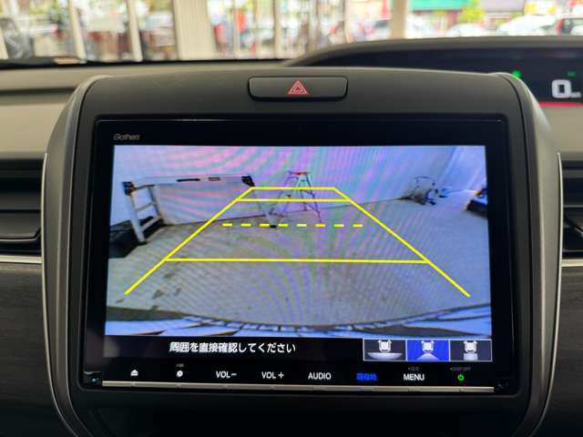 雨が降ってもゆったりと車選びができる屋内展示場完備！じっくりご覧になれます☆
