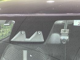 【スマートアシスト】走行中に前方の車両等を認識し、衝突しそうな時は警報とブレーキで衝突回避と被害軽減をアシスト。より安全にドライブをお楽しみいただけます。