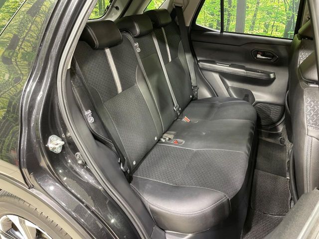 後部座席も気になるようなキズ・汚れやへたり等、大きなダメージはなく、良好な状態です。