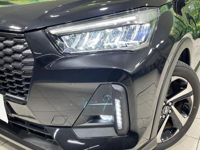 【LEDヘッドライト】悪天候や夜間走行時も良好な視界を確保し安心して運転できる高輝度LEDヘッドライトを装備！点灯速度が早く、消費電力も抑えられています。