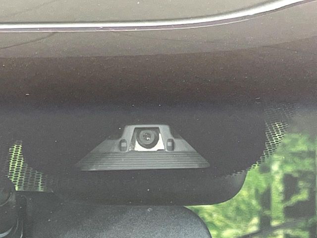【ホンダセンシング】走行中に前方の車両等を認識し、衝突しそうな時は警報とブレーキで衝突回避と被害軽減をアシスト。より安全にドライブをお楽しみいただけます。