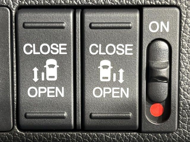 【両側パワースライドドア】スマートキーや運転席のスイッチで後席両側スライドドアの開閉が可能♪電動だから力を入れてドアを開ける必要が無く、小さなお子様でも簡単に開け閉めでき快適です♪