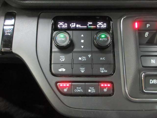 AUTOエアコンでいつでも快適な温度に！さらに運転席と助手席にはシートヒーターも付いています。