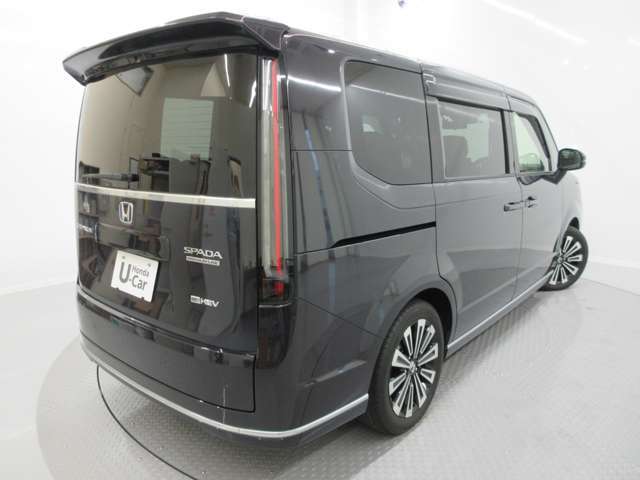 支払総額には車両本体価格の他、自動車税などの税金関係費用、自賠責保険料、印紙代、登録諸経費、リサイクル預託金などが含まれます。