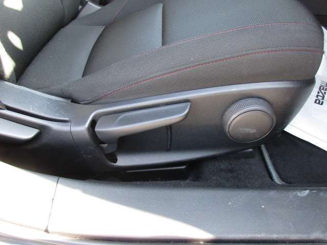 運転席側のシートリフターです。