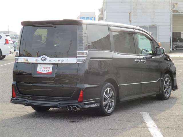 明るく広々、落ち着いた店内では、中古車のご検討・ご購入のほか、携帯電話（au）の購入等、様々なご相談に幅広く応えていきます♪