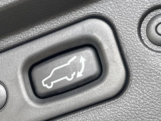 【パワーバックドア】スマートキーや運転席のボタンを押すだけでリアゲートが自動で開閉します！荷物を持っている時や、高い位置にあるバックドアを閉める際に便利な機能です♪