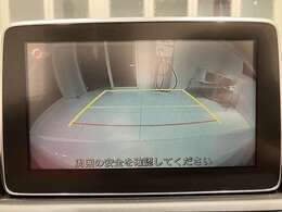 【バックカメラ】運転席から画面上で安全確認ができます。駐車が苦手な方にもオススメな便利機能です。
