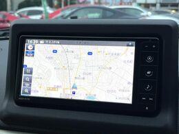 【純正ナビ】人気の純正ナビを装備。オーディオ機能も充実しており、Bluetooth接続すればお持ちのスマホやMP3プレイヤーの音楽を再生可能！毎日の運転がさらに楽しくなります！！