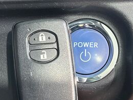 【キーレススタートシステム】カバンやポケットに入れたままでもドアの施錠・解錠が可能なスマートキーを装備。エンジンのオン・オフ時もカギを取り出す必要が無いからとっても便利です♪