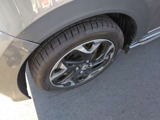 【タイヤについて】アルミホイールや、新品タイヤ、スタッドレスタイヤご相談承ります。