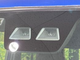 【スマートアシスト】走行中に前方の車両等を認識し、衝突しそうな時は警報とブレーキで衝突回避と被害軽減をアシスト。より安全にドライブをお楽しみいただけます。